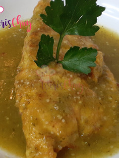 Una foto de Tortitas de longaniza en salsa verde