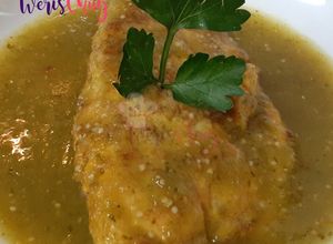 Una foto de Tortitas de longaniza en salsa verde