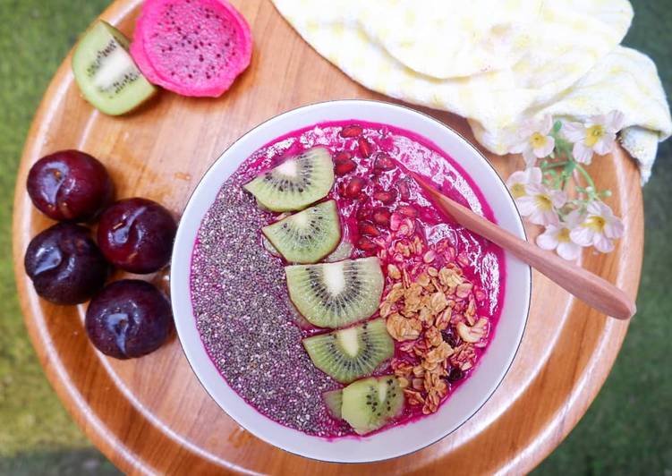 Pink smoothie bowl