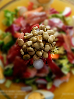 Una foto de Ensalada de habitas baby con jamón