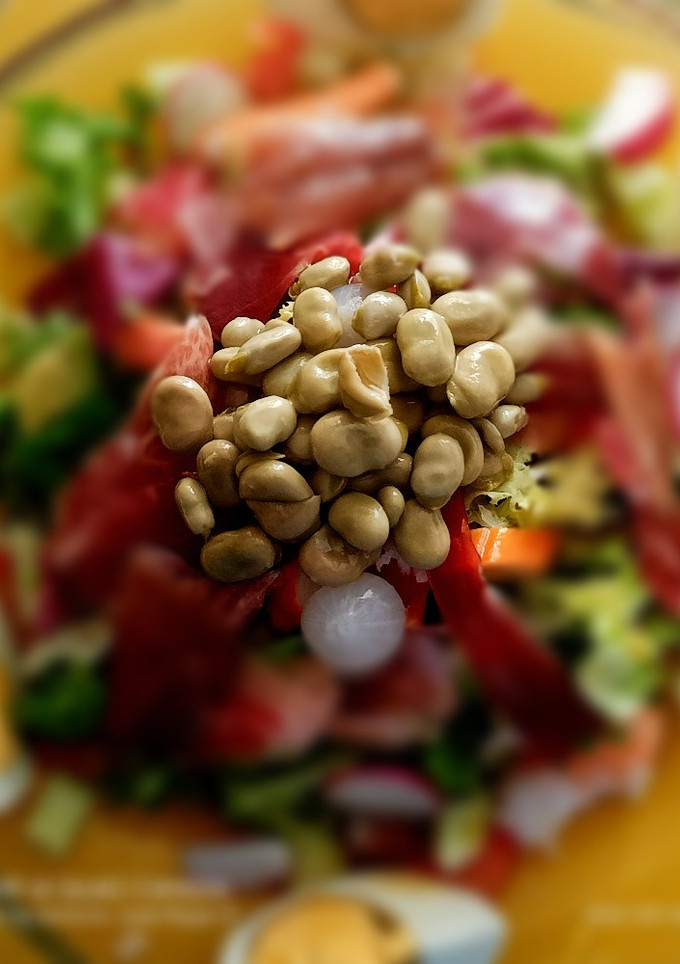 Una foto de Ensalada de habitas baby con jamón