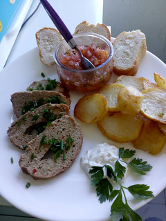 Una foto de Pastel carne con papitas al horno y tomate aliñado