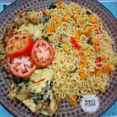 A picture of Noodles,fried eggs with vegetables.
