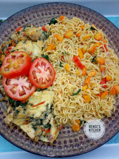 A picture of Noodles,fried eggs with vegetables.