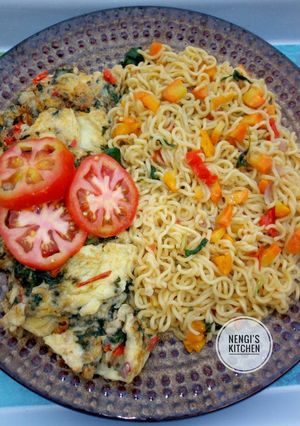 A picture of Noodles,fried eggs with vegetables.