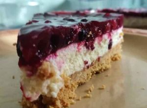 O poză a rețetei Cheesecake cu fructe de pădure.