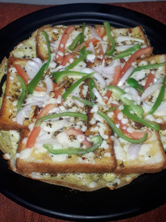 अंडा ब्रेड पिझ्झा (Anda bread pizza recipe in marathi) रेसिपी चे मुख्य फोटो