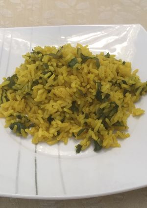 Una foto de Arroz con cúrcuma y acelgas