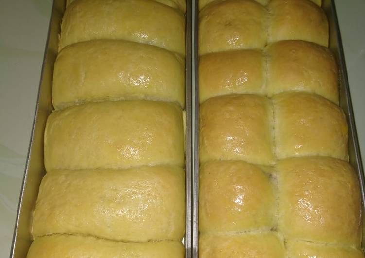 Roti sobek isi selai coklat stroberi