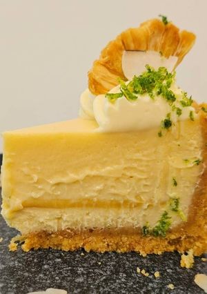 A picture of Piña colada cheesecake (with a pineapple insert inside the cheesecake).
