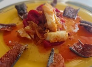 Foto principal de Bacalao desalado con chips de su propia piel 🌞🌞🌞