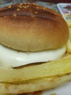 आलू टिक्की बर्गर (Aloo Tikki burger recipe in hindi) रेसिपी मुख्य फोटो