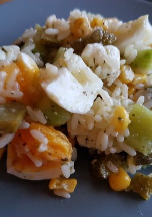Une photo de Salade de riz concombre feta