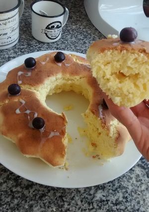 Una foto de Bizcocho de naranja sin gluten (decoración leche condensada y arándanos)