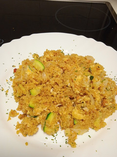 Una foto de Cuscús con pollo verduras y salsa de soja 😜😋