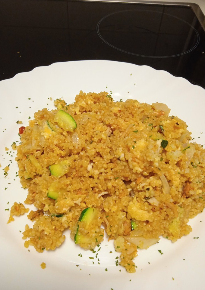 Una foto de Cuscús con pollo verduras y salsa de soja 😜😋