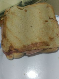 Una foto de Sándwiches de jamón York y queso