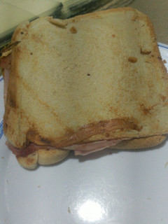 Una foto de Sándwiches de jamón York y queso