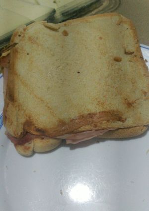 Una foto de Sándwiches de jamón York y queso