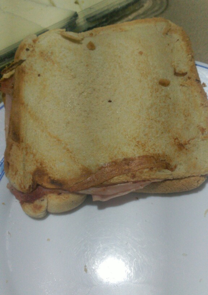 Una foto de Sándwiches de jamón York y queso