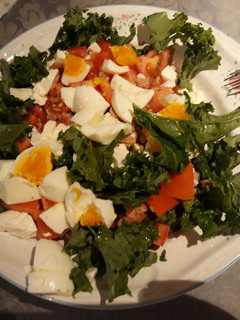 Una foto de Ensalada de kale, sencilla