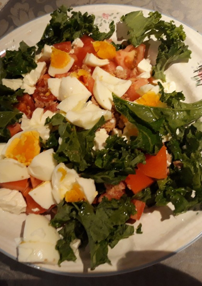 Una foto de Ensalada de kale, sencilla