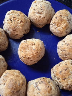 Una foto de Scones de queso y lino de masa integral y avena