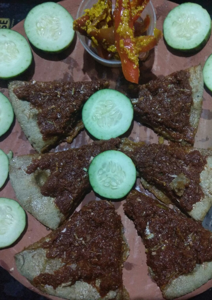 લસણીયો બાજરી નો રોટલો (Lasaniyo Bajri Rotlo Recipe In Gujarati) રેસીપી મુખ્ય ફોટો