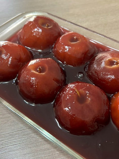 Una foto de Manzanas al vino tinto
