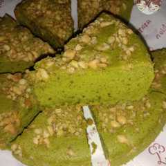 Una foto de ชิฟฟ่อนมัทฉะหน้าถั่วลิสง (Matcha Chiffon Cake with Peanut Topping)