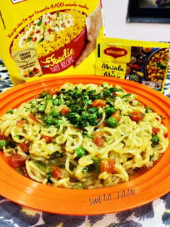 मैगी डबल मसाला देशी नूडल्स (maggi double masala desi noodles recipe in Hindi) रेसिपी मुख्य फोटो