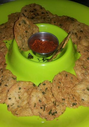 A picture of Methi Farsi puri.