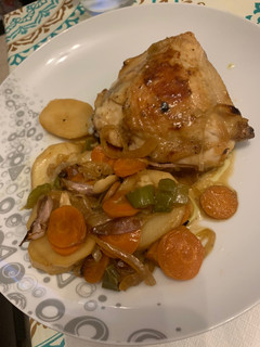 Una foto de Muslo de pollo al horno con salsa de soja, patatas y verduras