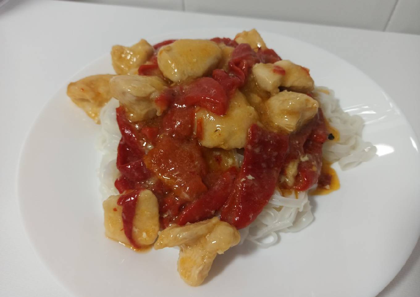 Pollo con pimientos del piquillo al ajillo