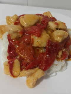 Una foto de Pollo con pimientos del piquillo al ajillo