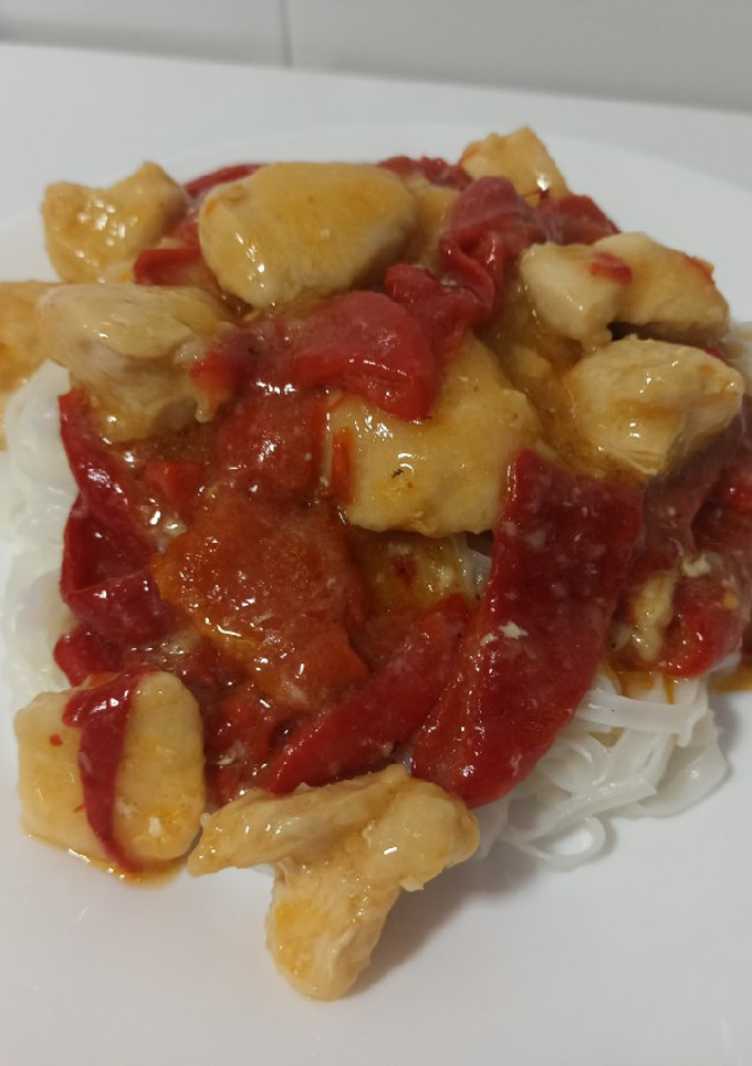 Una foto de Pollo con pimientos del piquillo al ajillo