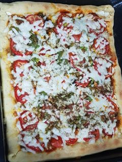 عکسی از دستور پیتزا با دورچین پنیر فتا😋