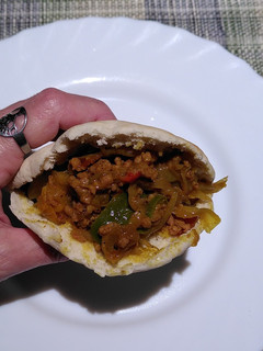 Una foto de Pita de carne picada con especias árabes