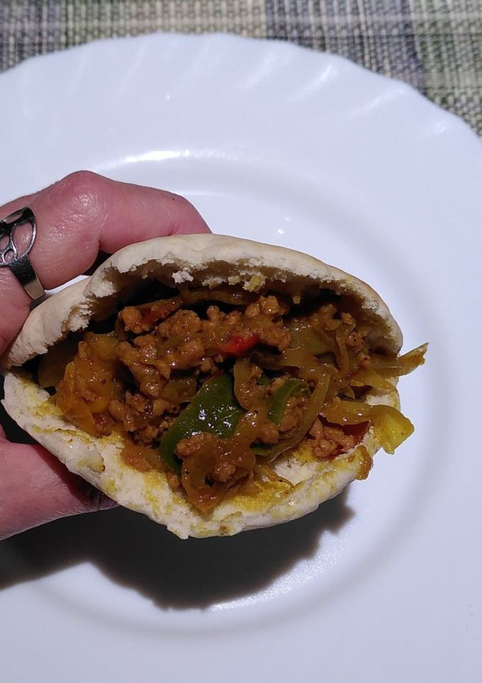 Una foto de Pita de carne picada con especias árabes