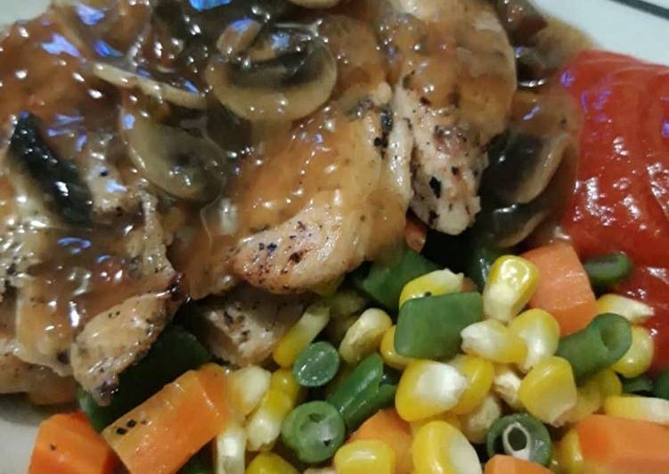 Grilled chicken with mushroom sauce and mix vegie