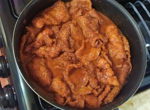 Una foto de Chicharrón con salsa precocida