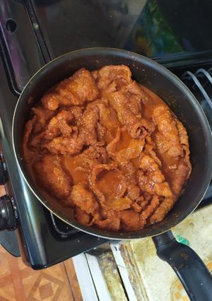 Una foto de Chicharrón con salsa precocida
