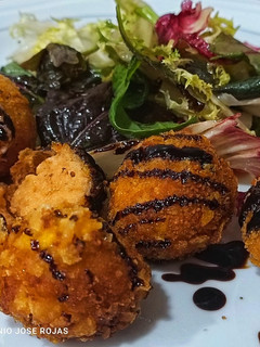 Una foto de Croquetas Ferrero Rocher de gambas sin gambas 😉😉