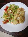 Coliflor rebozada con ensalada