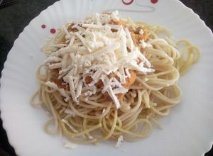 Una foto de Spaghetti con salsa boloñesa casera, carne molida y queso