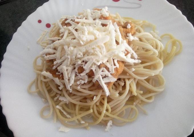 Spaghetti con salsa boloñesa casera, carne molida y queso Receta de Yeimy  A. Salazar  Cookpad