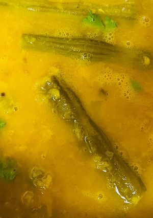 शेवग्याच्या शेंगांची आमटी (shevgyachya shenga chi amti recipe in marathi) रेसिपी चे मुख्य फोटो 