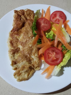 Una foto de Tortilla francesa con ensalada
