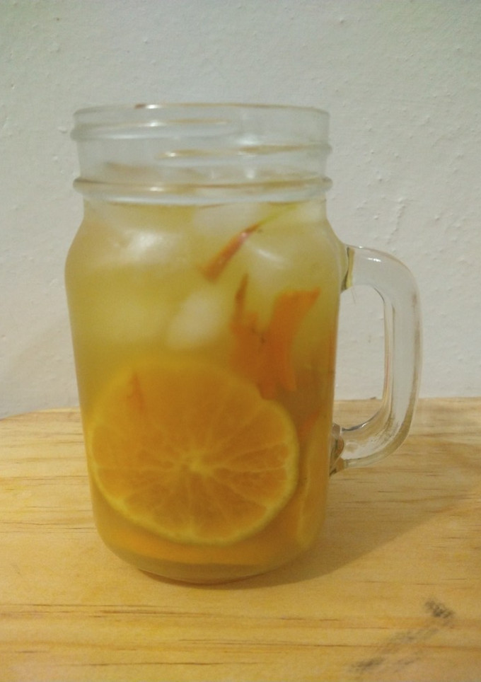 Una foto de Té helado de flor de cempasúchil con jengibre