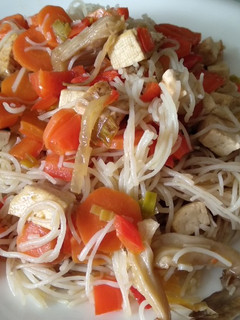 Una foto de Fideos de arroz con verduras y tofu